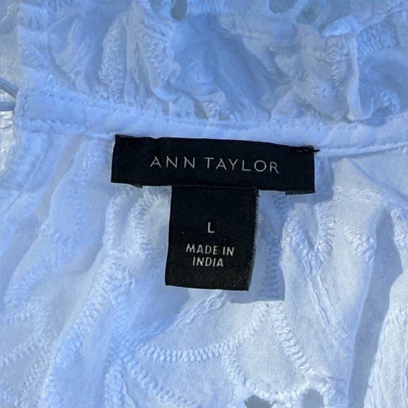 Ann Taylor elegant short sleeve eyelet blouse - size L - Picture 2 of 4